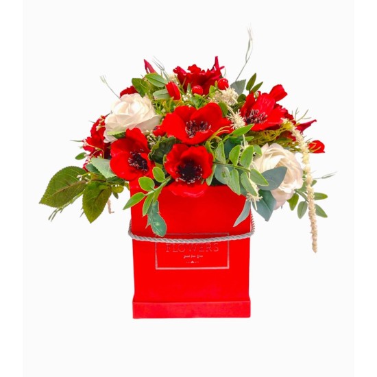 Dirbtinių gėlių kompozicija raudonoje dėžutėje