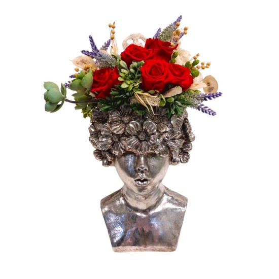 Miegančių rožių kompozicija ant bronzinės moters galvos