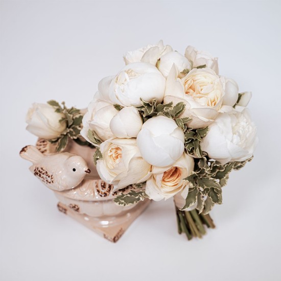 Nuotakos puokštė su kreminėm rožėm ir baltais Bijūnais