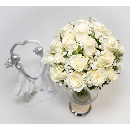 Nuotakos puokštė iš smulkių baltų rožių