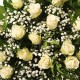 Gedulo krepšelis su baltom rožėm