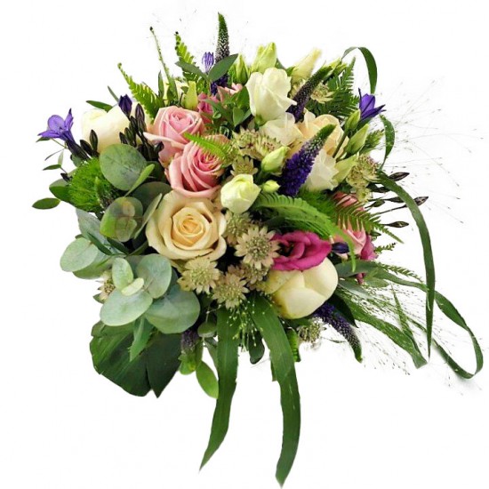 Vestuvinė puokštė su įvairiomis gėlėmis